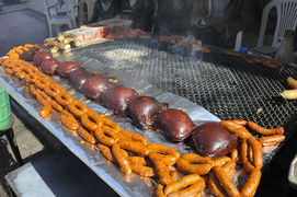 Ein Wurststand an der Straße in Béni Mellal