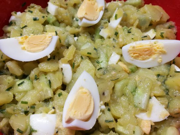 Lauwarmer Kartoffelsalat mit Gurke und Ei – Koch-Wiki
