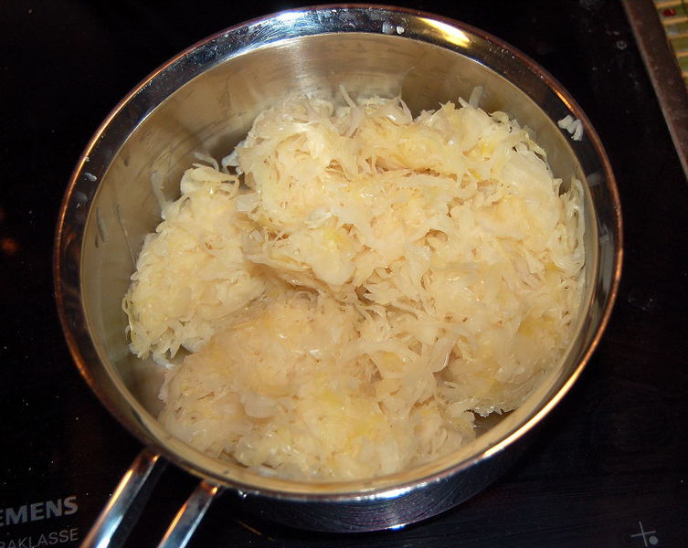 Datei:Szged Sauerkraut ausdrücken.jpg