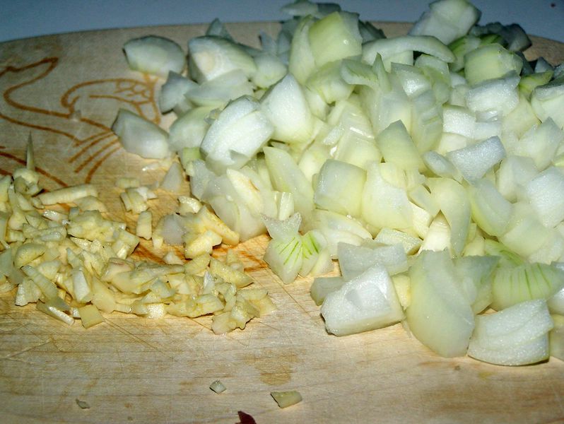 Datei:Zwiebeln und Knoblauch.jpg