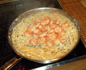 Ziegenkäse-Knoblauch-Linguine mit Scampi