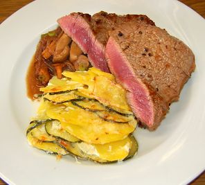 Rumpsteaks mit einer Zwiebel-Pilzsauce