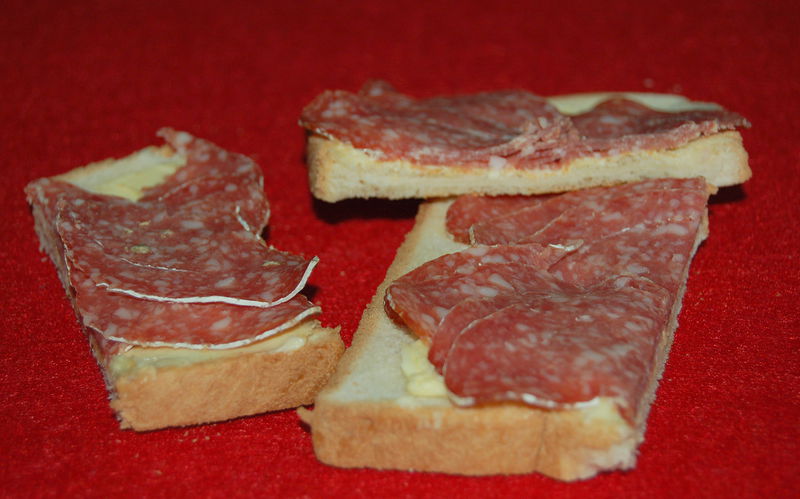 Datei:LuftgetrockneteSalami.jpg