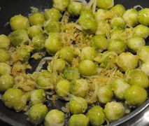 Rosenkohl mit Zwiebeln in der Pfanne