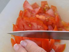 Tomaten-Scheiben würfeln