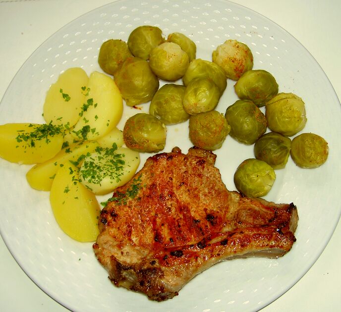 Schweinekotelett natur mit Rosenkohl und Petersilienkartoffeln – Koch-Wiki