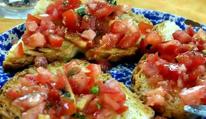 Bruschetta mit Tomaten, Basilikum und Olivenöl