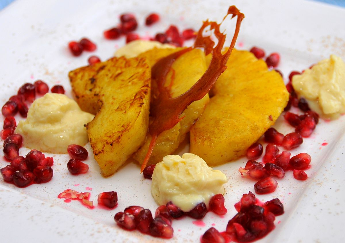 Karamellisierte Ananasscheiben mit Joghurt-Eis und Granatapfel – Koch-Wiki