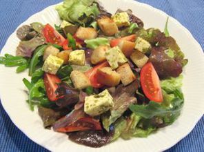 Brotsalat mit Fetakäse und Basilikumdressing