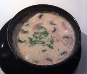 Tom Kha Gai (thailändische Hühner-Kokos-Suppe)