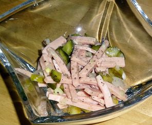 Wurstsalat mit Gewürzgurken