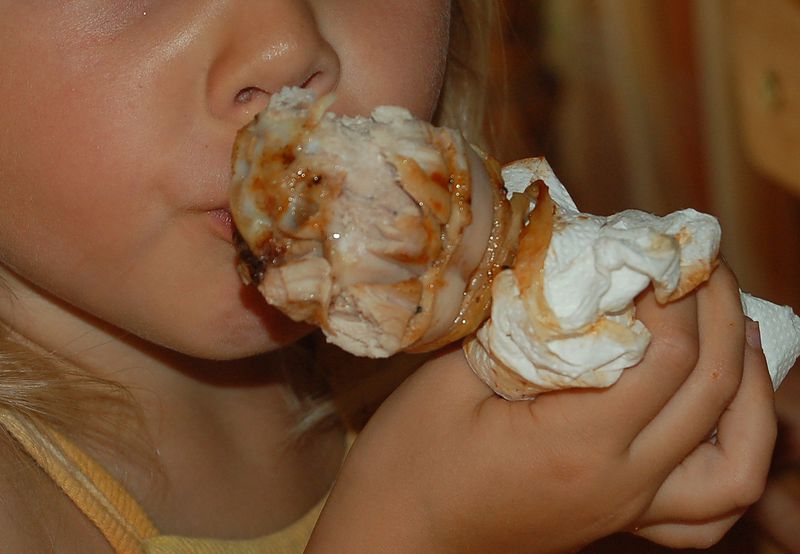 Datei:GegrillteHähnchenkeulenKinder04.jpg