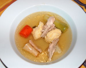 Hühnersuppe mit Grießklößchen.jpg