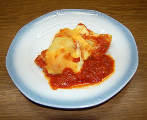 Überbackene Maultaschen mit Tomatensauce