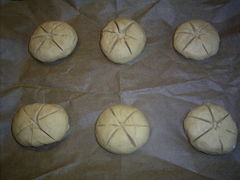 Die Brötchen-Teiglinge vor dem Backen oberseitig ca. 5 mm tief, sternförmig einschneiden.