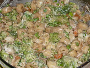 Tortellini-Salat mit Brokkoli und Erbsen
