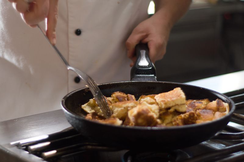 Datei:Kaiserschmarrn zerkleinern.jpg