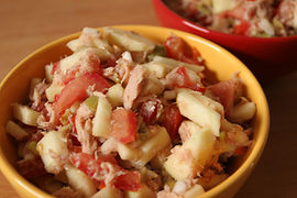 Thunfischsalat mit Apfel und Oliven