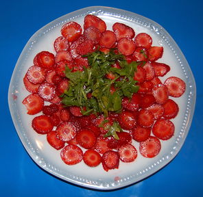 Erdbeercarpaccio mit Rauke