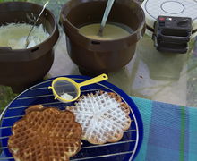 Der angerührte Waffelteig mit bereits gebackenen Waffeln.