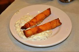 Fertige Yufka-Rolle mit Joghurt-Sauce im Hotel-Restaurant