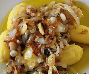 Zwibbelewäsch mit Pellkartoffeln