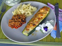 Zucchini mit Hackfleisch, Sauerrahm, Käse Füllung.