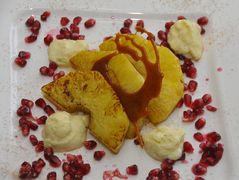 Ananasscheiben mit Joghurt-Eis und Granatapfel-CTH.JPG