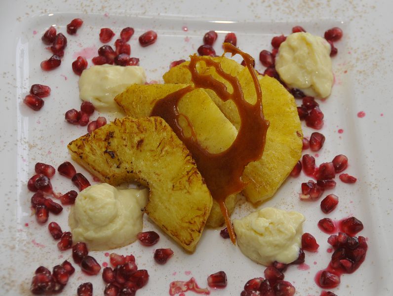 Datei:Ananasscheiben mit Joghurt-Eis und Granatapfel-CTH.JPG