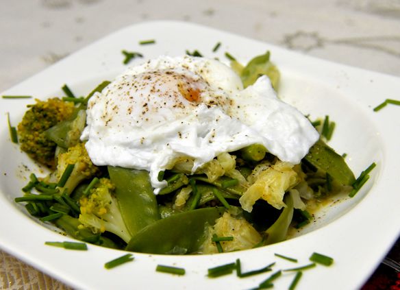Warmer Gemüsesalat mit pochiertem Ei – Koch-Wiki
