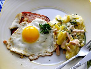 Römerbraten mit Spiegelei und Kartoffelsalat