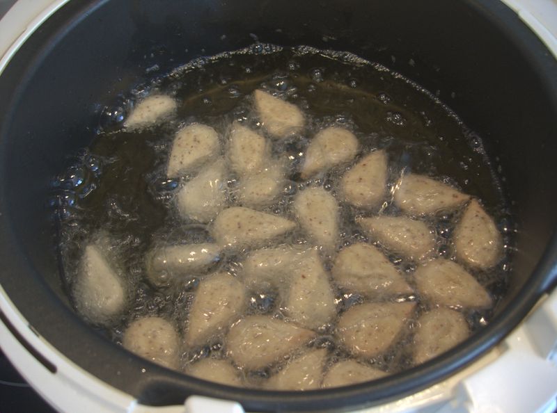 Datei:Mutzenmandeln - Zubereitung - Ausbacken.jpg