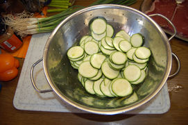 Die Zucchini hobeln.