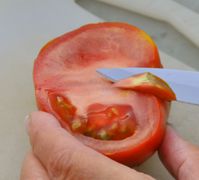 Tomaten-Stielansatz entfernen