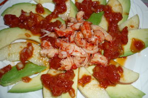 Avocado-Apfel-Carpaccio mit Tomatenvinaigrette und Flusskrebsen