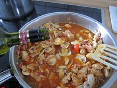 Alles mit Weißwein ablöschen und die Sauce auf die Hälfte reduzieren.