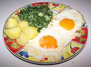 Spiegeleier mit Spinat und Salzkartoffeln