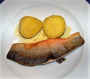 Gebratene Bachsaiblingsfilets mit brauner Butter