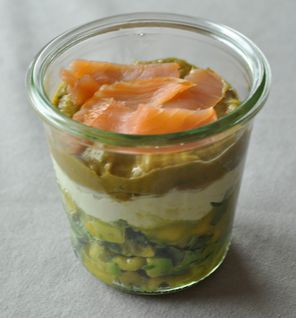 Avocado-Mango-Verrine mit Räucherlachs