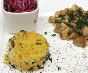 Pilzsoufflé mit Rotkohlsalat