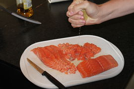 Lachs waschen, schneiden und mit Zitronensaft beträufeln