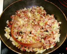 Speck und Zwiebeln andünsten (hier mit der Speckschwarte zum Auslassen).