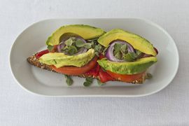 Mit Avocadospalten belegt und mit Olivenöl beträufelt