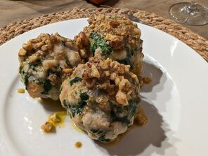 Vegane Spinatknödel mit Nusstopping