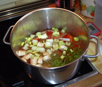 Der Gemüsefond kochen lassen,