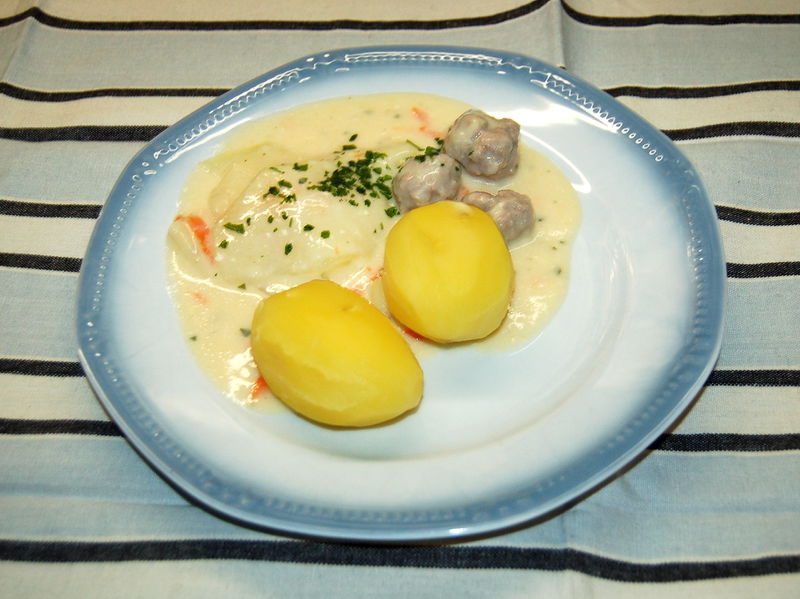 Datei:KohlrabigemueseMitBratwurstklösschen.jpg