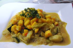 Spitzkohl-Curry mit gebratener Mango