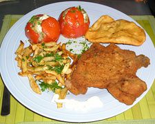 Schnitzel mit gefüllten Tomaten