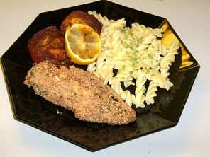 Putenfilet in Parmesankruste mit Tomaten