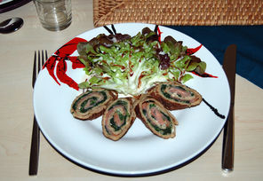 Kräuterpfannkuchen-Roulade mit Räucherlachs